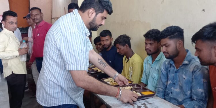 जि.प.उपाध्यक्ष ॲड.राम रघुवंशी यांच्या हस्ते शिवभोजन केंद्रावर पुरणपोळी आमरसाचे वितरण