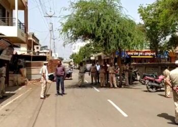 शहाद्यात पोलीस बंदोबस्तात मनसेतर्फे श्री प्रेस मारुती मंदिरात हनुमान चालीसाचे पठण