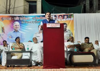 नंदुरबारात कविसंमेलन आतून हिंदु-मुस्लिम एकात्मतेची वज्रमूठ, धर्मावरून राजकारण करणाऱ्या नेत्यांच्या घेतला समाचार