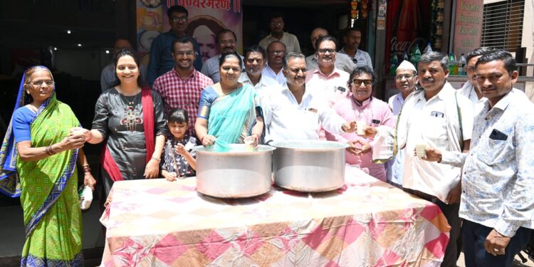 दगडूशेठ जाधव यांचा ४२ व्या पुण्यतिथीनिमित्त जाधव परिवारातर्फे ३०१ लिटर ताकचे वाटप