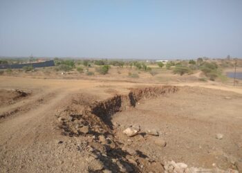 शासकीय पाझर तलाव तात्काळ दुरुस्तीसाठी कार्यवाही करावी तसेच यामुळे भविष्यात काही अनुचित प्रकार उद्भवल्यास शासन जबाबदार