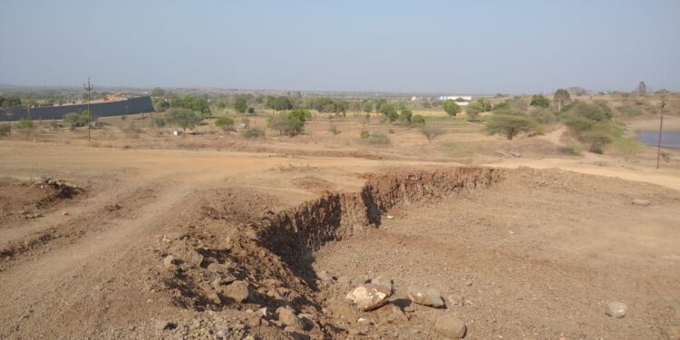 शासकीय पाझर तलाव तात्काळ दुरुस्तीसाठी कार्यवाही करावी तसेच यामुळे भविष्यात काही अनुचित प्रकार उद्भवल्यास शासन जबाबदार