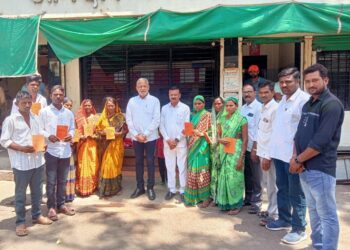 रजाळेच्या 13 लाभार्थ्यांना रेशनकार्डचे  माजी आ.चंद्रकांत रघुवंशी यांच्या हस्ते वाटप