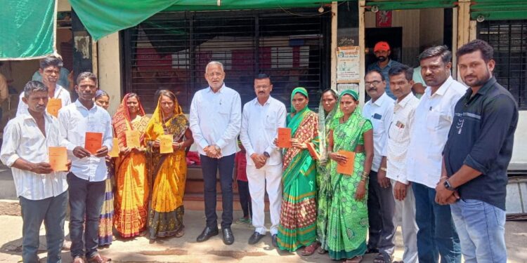 रजाळेच्या 13 लाभार्थ्यांना रेशनकार्डचे माजी आ.चंद्रकांत रघुवंशी यांच्या हस्ते वाटप