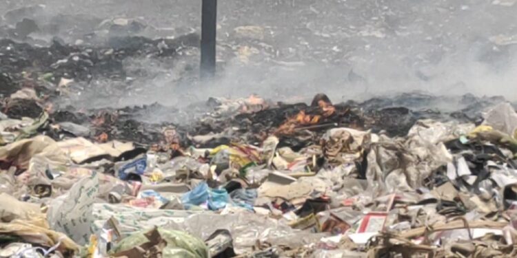 पालिकेचे घनकचरा प्रकल्पाच्या कचरा डेपोमध्ये लागली आग