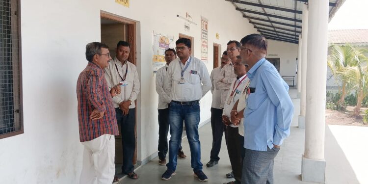 शेजवा येथील माध्यमिक विद्यालयात स्वच्छ विद्यालय पुरस्कार मुल्यांकनासाठी तालुका कमेटीची भेट