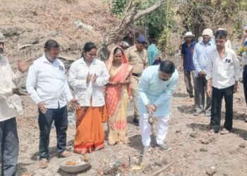 चेडापाडा येथे आ. शिरीषकुमार नाईक यांच्या हस्ते मनरेगाच्या कामाचा शुभारंभ