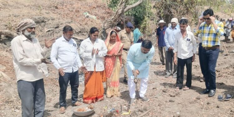 चेडापाडा येथे आ. शिरीषकुमार नाईक यांच्या हस्ते मनरेगाच्या कामाचा शुभारंभ