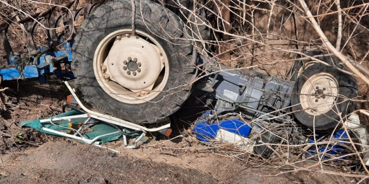 शेती नांगरणी करीत असताना ट्रॅक्टर पलटी झाल्याने चालकाचा दबून मृत्यू