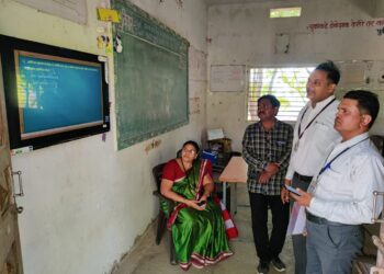 स्वच्छ विद्यालय पुरस्कार मुल्यांकनासाठी देवरे विद्यालयात कमिटीची प्रत्यक्ष कामांची पाहणी