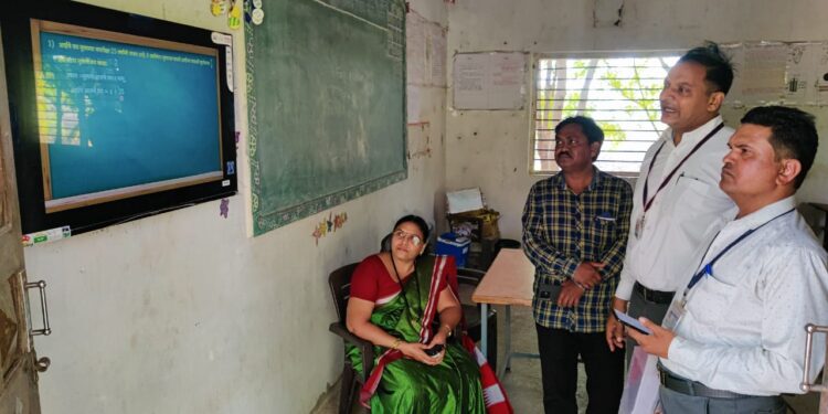 स्वच्छ विद्यालय पुरस्कार मुल्यांकनासाठी देवरे विद्यालयात कमिटीची प्रत्यक्ष कामांची पाहणी