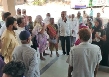 दाखल्यांसाठी संजय गांधी निराधार योजनच्या लाभार्थिनी घेतली तहसीलदारांनी भेट