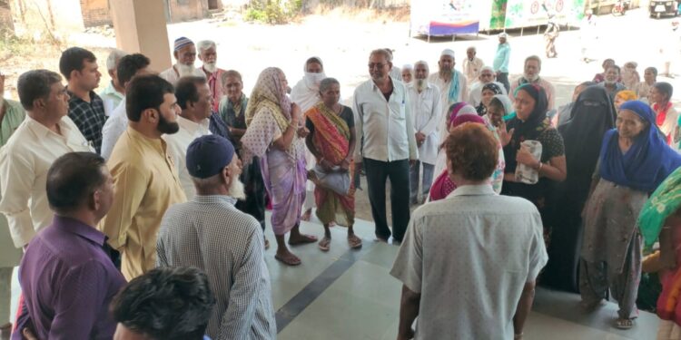 दाखल्यांसाठी संजय गांधी निराधार योजनच्या लाभार्थिनी घेतली तहसीलदारांनी भेट