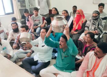 नवापूर पालिकेवर संतप्त नागरिकांचा हंडा मोर्चा, मुख्याधिकारी यांच्या कार्यालयात दोन तास ठिय्या आंदोलन