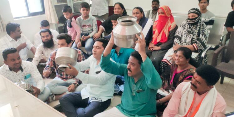 नवापूर पालिकेवर संतप्त नागरिकांचा हंडा मोर्चा, मुख्याधिकारी यांच्या कार्यालयात दोन तास ठिय्या आंदोलन