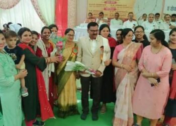 शिक्षकाच्या सेवापूर्ती सोहळ्याला रणरणत्या उन्हातही माजी विद्यार्थ्यांची हजेरी