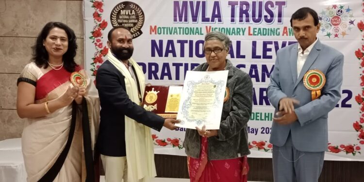 क्रीडा शिक्षक करणसिंग  चव्हाण यांचा राष्ट्रीय क्रीडारत्न पुरस्कार देऊन दिल्ली येथे सन्मान