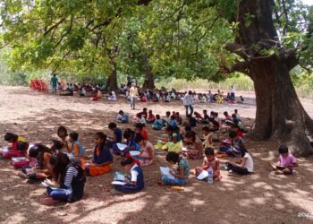 बिजरी येथे वृक्षांच्या छायेत 200 विद्यार्थ्यांनी दिली सामान्य ज्ञान स्पर्धा परीक्षा