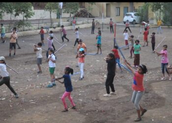 विद्यार्थी चालवणार आता लाठ्या काठ्या