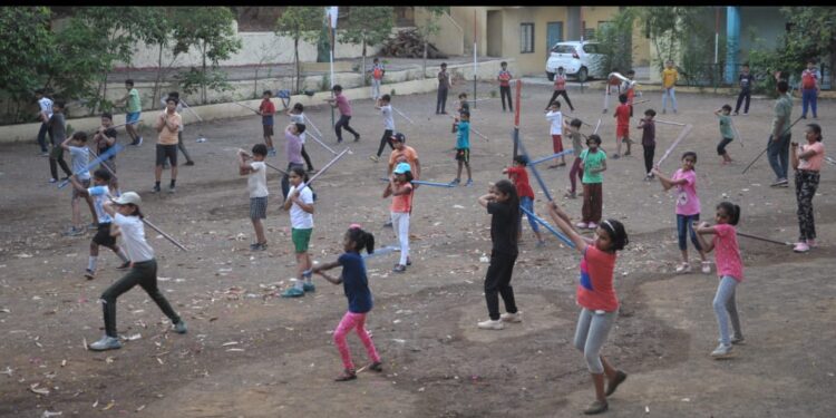 विद्यार्थी चालवणार आता लाठ्या काठ्या