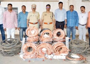 सुझलॉन चोरी प्रकरणी आठ जणांना अटक, एक लाख ३५ हजाराचा मुद्देमाल जप्त,चार जण फरार