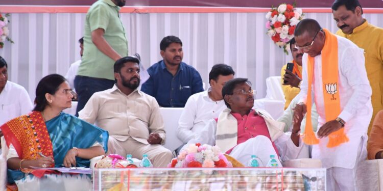 केंद्रीय आदिवासी विकास मंत्र्यांची भाजपा तालुकाध्यक्ष भरत गावित यांनी घेतली भेट