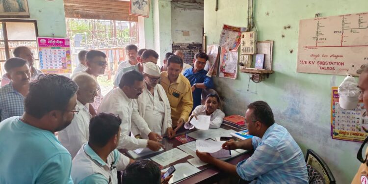 पिके करपल्यास विद्युत वितरणचे अधिकारी जबाबदार : शेतकऱ्यांचे निवेदन