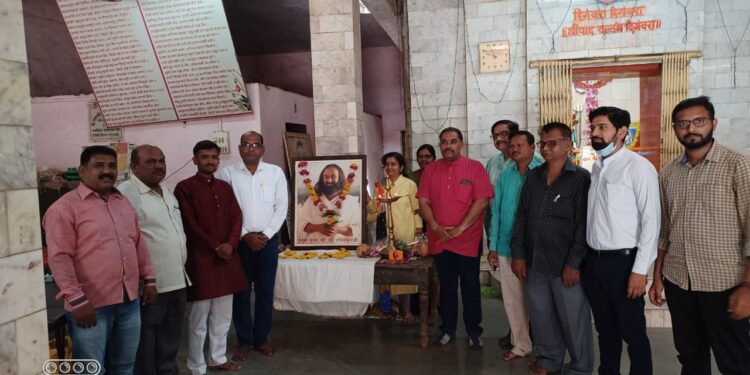 श्री.श्री.रविशंकर यांचा वाढदिवसानिमित्त 66 दात्यांनी केले रक्तदान