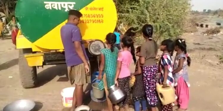 धनंजय गावित युवा मंचतर्फे नवापूर शहरात टँकरद्वारे करण्यात येतोय मोफत पाणीपुरवठा