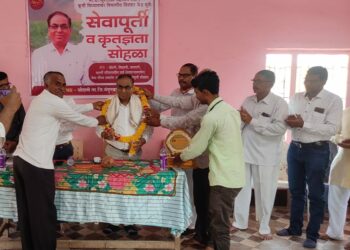 शेतकऱ्यांनी शेतीबाबत असलेले नैराश्य झटकून  शेती आवडीने करावी : डॉ‌. मुरलीधर महाजन