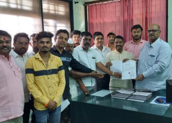 छ. संभाजी महाराज यांचा पूर्णाकृती पुतळा उभारण्याची मागणी, स्वताच्या रक्ताने लिहून दिले निवेदन