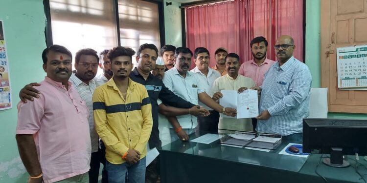 छ. संभाजी महाराज यांचा पूर्णाकृती पुतळा उभारण्याची मागणी, स्वताच्या रक्ताने लिहून दिले निवेदन