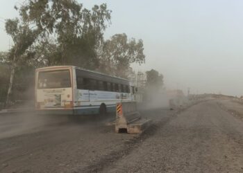 मोटरसायकल घसरल्याने तीन युवक जखमी