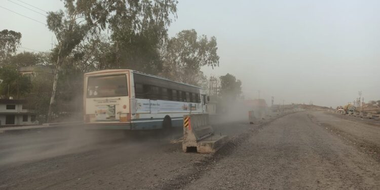 मोटरसायकल घसरल्याने तीन युवक जखमी