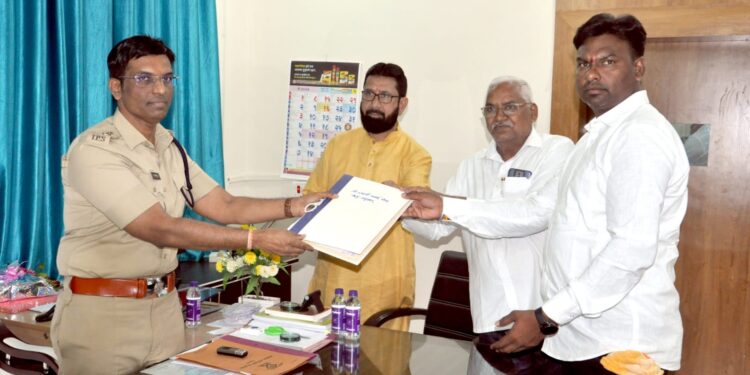 श्री. स्वामी समर्थ गुरुपीठात ५० कोटीचा अपहाराचे  बेकायदेशीर वक्तव्ये करून बदनामी करणाऱ्यावर कायदेशीर कारवाई करा ,स्वामी सेवेकरींची मागणी