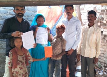 सामाजिक कार्यकर्त्यामूळे आदिवासी महिलेला  एकाच दिवशी मिळाले अपंग सर्टिफिकेट,नवीन रेशन कार्ड