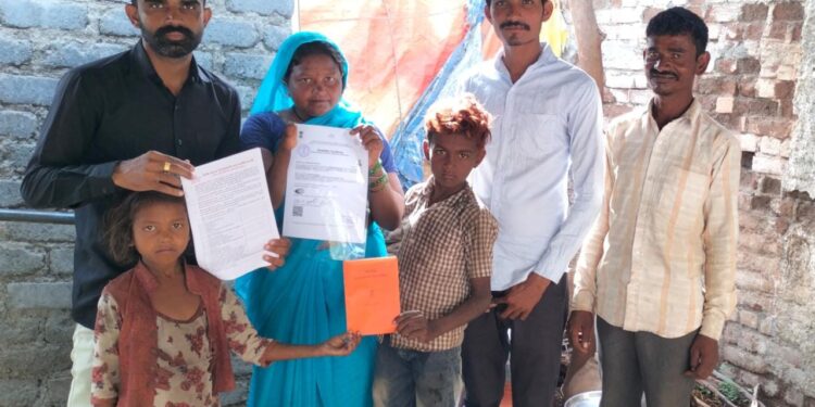 सामाजिक कार्यकर्त्यामूळे आदिवासी महिलेला एकाच दिवशी मिळाले अपंग सर्टिफिकेट,नवीन रेशन कार्ड