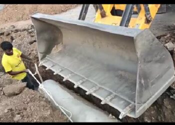 राष्ट्रवादीचे शहराध्यक्ष नितीन जगताप यांच्या आक्रमक पवित्र्यामुळे अखेर गटारीचे नविन पाईपलाईन टाकण्याचे काम सुरू