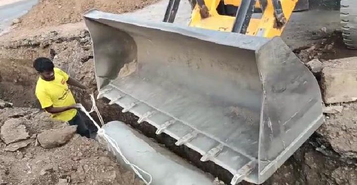 राष्ट्रवादीचे शहराध्यक्ष नितीन जगताप यांच्या आक्रमक पवित्र्यामुळे अखेर गटारीचे नविन पाईपलाईन टाकण्याचे काम सुरू