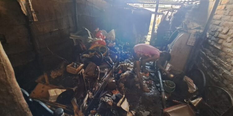तळोदा येथे आगीत दोन घरातील संसरापयोगी साहित्य जळून खाक