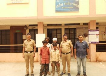 नऊ व सात वर्षीय बालके घरापासून पोहचले रात्री ४० किमी अंतरावर…..आणि घडले माणुसकीचे खरे दर्शन