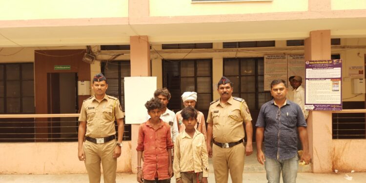 नऊ व सात वर्षीय बालके घरापासून पोहचले रात्री ४० किमी अंतरावर…..आणि घडले माणुसकीचे खरे दर्शन