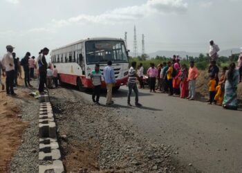 नंदूरबार डहाणू बसचा अपघात सुदैवाने जीवितहानी टळली