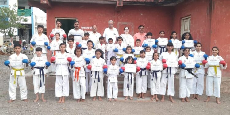 उन्हाळी कराटे प्रशिक्षण शिबिरात प्रमाणपत्र वितरण