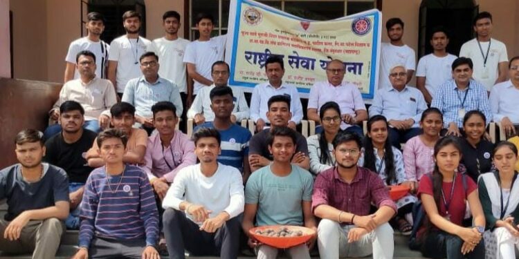 शहादा येथे राष्ट्रीय सेवा योजनेतर्फे” सीड बॉल” चा उपक्रम