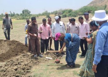 अमृत सरोवर अभियानांतर्गत रनाळे येथे गाळ काढण्याचा कामाचा जिल्हाधिकाऱ्यांच्या हस्ते शुभारंभ