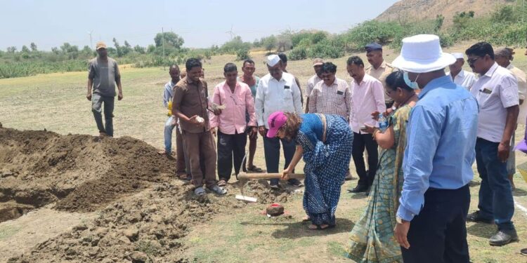 अमृत सरोवर अभियानांतर्गत रनाळे येथे गाळ काढण्याचा कामाचा जिल्हाधिकाऱ्यांच्या हस्ते शुभारंभ