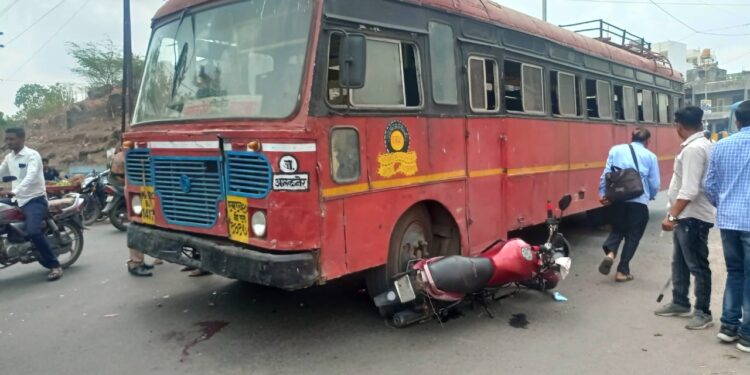 ब्रेकिंग न्युज : नंदुरबारात बस व मोटारयाकलचा अपघात, तीन जण जखमी