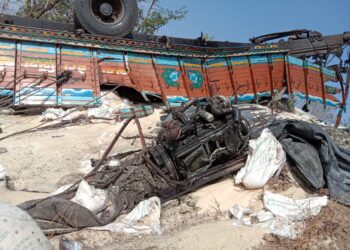 साखरेच्या  पोत्यांनी भरलेला ट्रकचे ब्रेक फेल झाल्याने पलटला, चालक व सहचालक जखमी