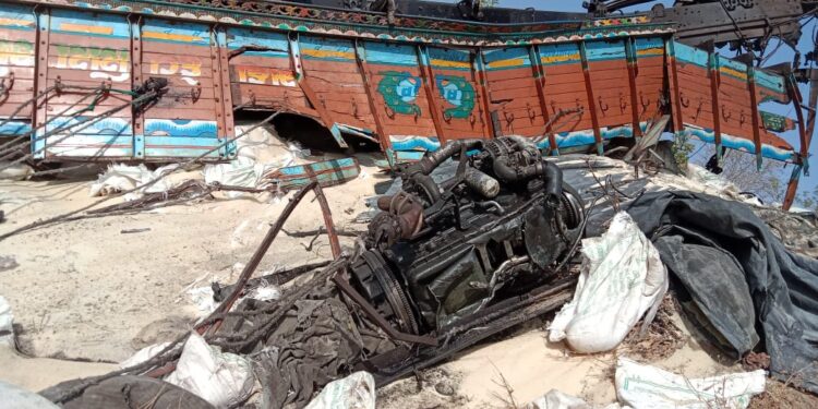 साखरेच्या  पोत्यांनी भरलेला ट्रकचे ब्रेक फेल झाल्याने पलटला, चालक व सहचालक जखमी